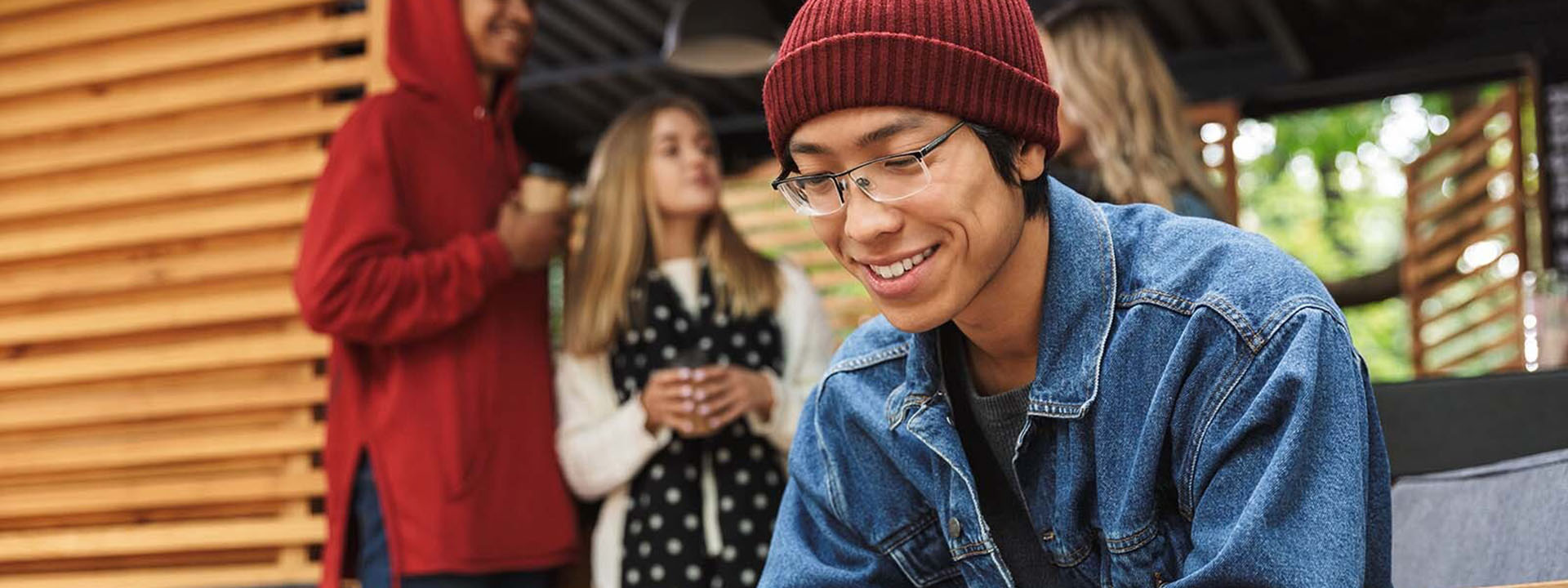 Chico sonriéndole al celular