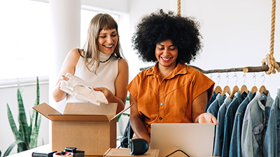Dos mujeres empaquetando pedidos