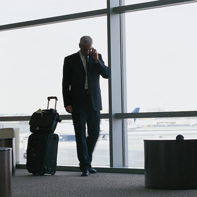 Hombre hablando por teléfono en el Aeropuerto